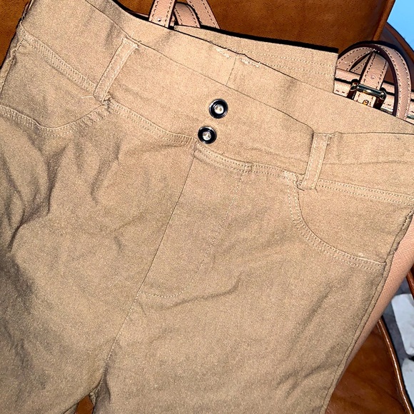 EUC Booty Shaping Khaki Leggings Practically New - Picture 11 of 12